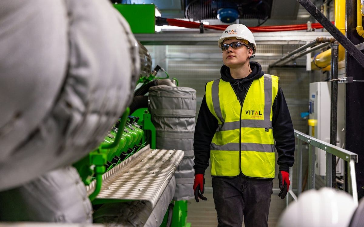 Worker wearing clear safety glasses and a high-visibility vest - EQUIPE Egypt